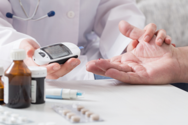 Khi phát hiện mắc bệnh tiểu đường nên làm gì?
